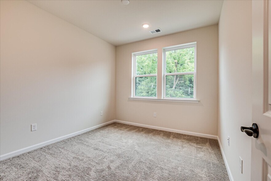 Building Photo - 624 Sadie Cir