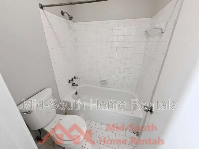 Building Photo - 642 Safari Dr