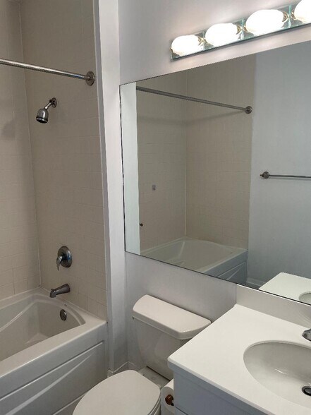 Building Photo - 33 W Ontario St