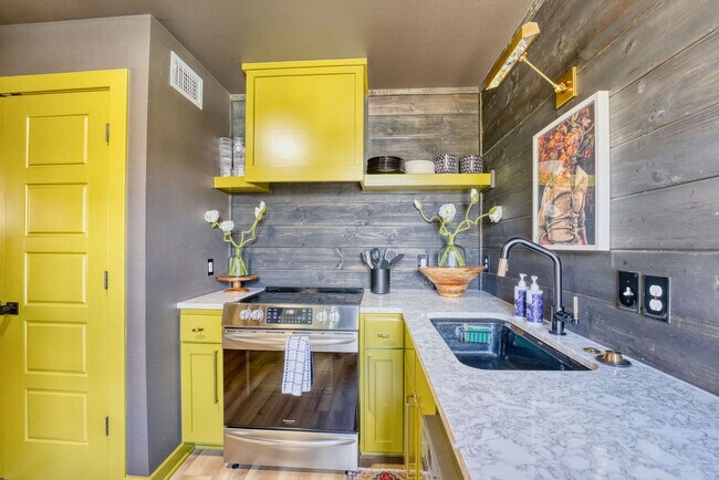 Building Photo - 1780 N Walnut Ave