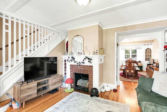 Building Photo - 107 Mt Vernon St