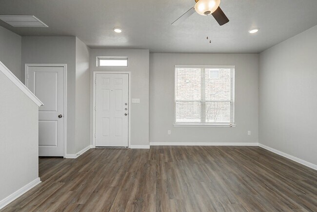 Building Photo - Spacious Townhome Available Now!