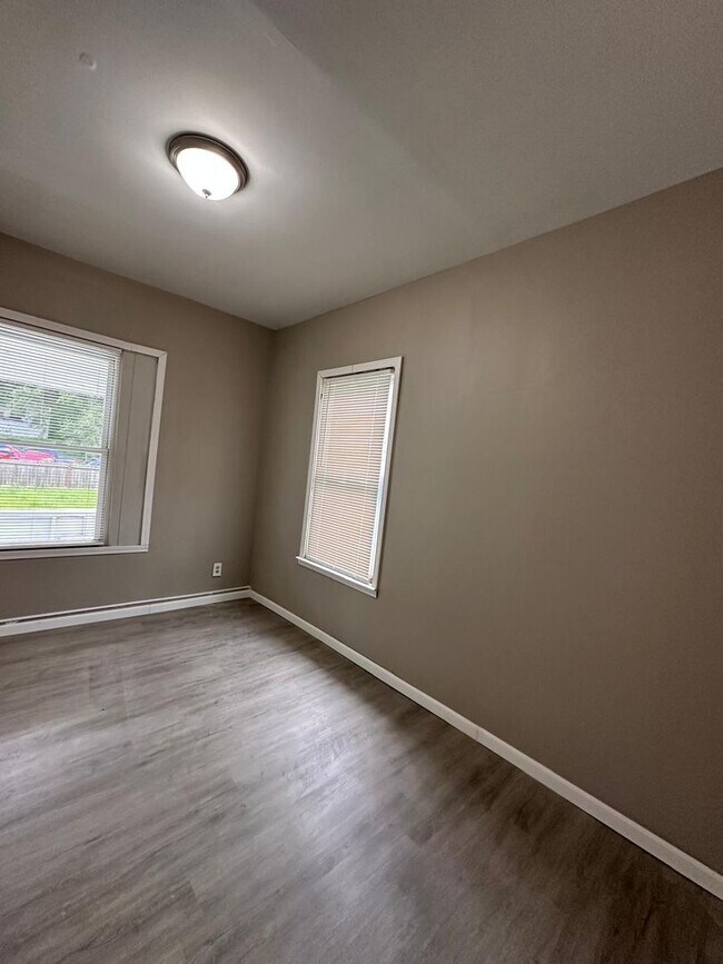 Building Photo - 3bedrooms 1 1/2 bathroom. The house is ver...