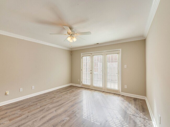 Building Photo - Stunning and completely updated townhome s...