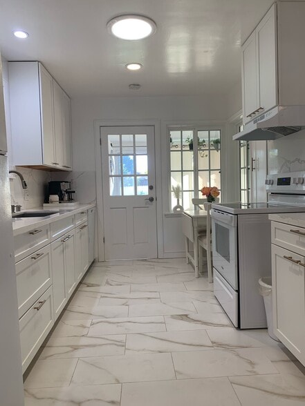 Building Photo - 467 E 44th Cir