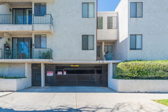Building Photo - 7211 Cozycroft Ave
