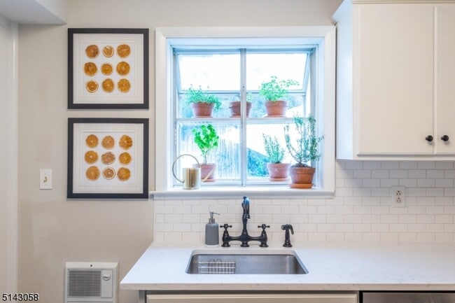 Building Photo - 276 Bay Ave