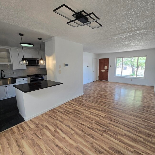 Building Photo - 3401 Sierra Dr NE