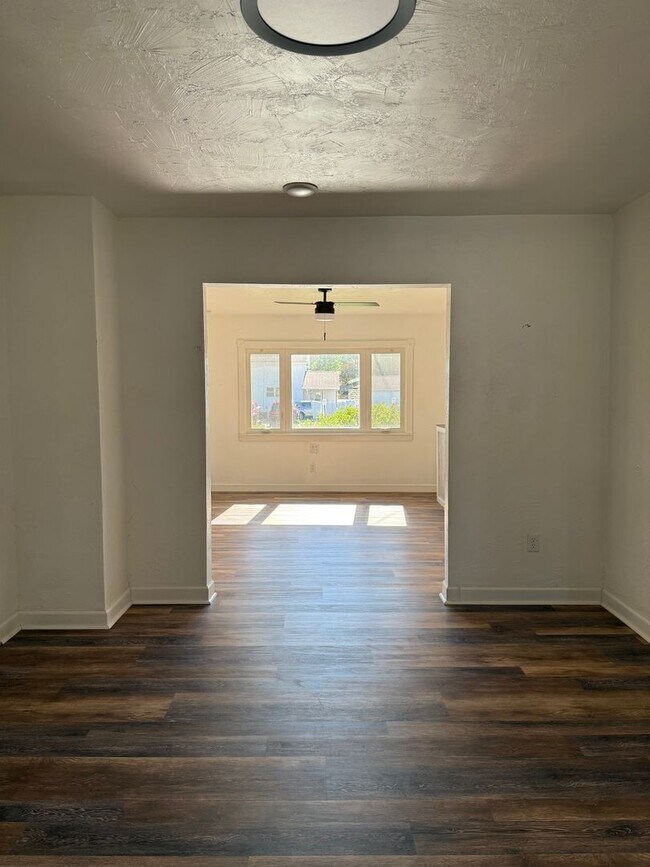 Building Photo - Three-Bedroom Home located in Oshkosh