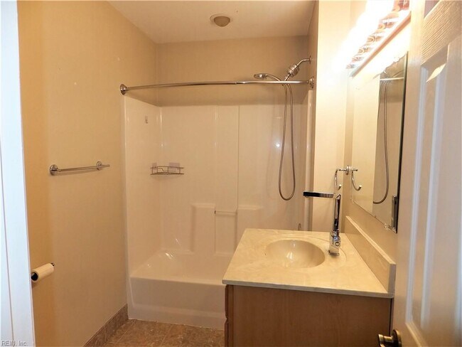 Building Photo - 4420 Clyde St