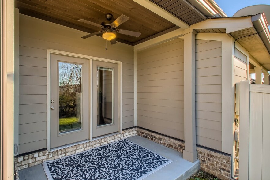 Covered Back patio with ceiling fan! - 1608 Hampshire Plz