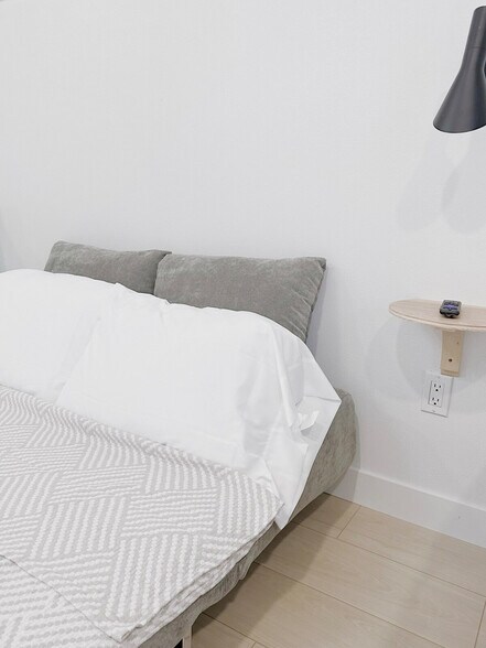 Building Photo - 854 W 13th Ave