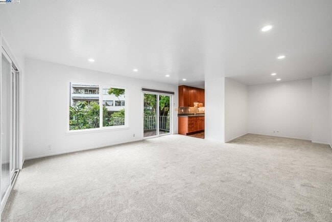 Building Photo - 695 Mariposa Ave