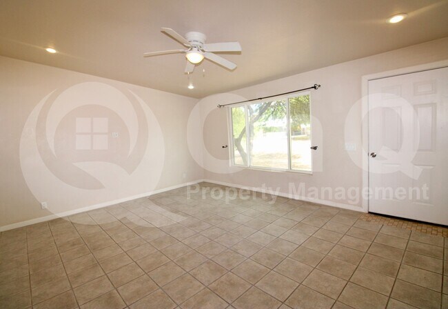 Building Photo - 4043 E Deseret Dr
