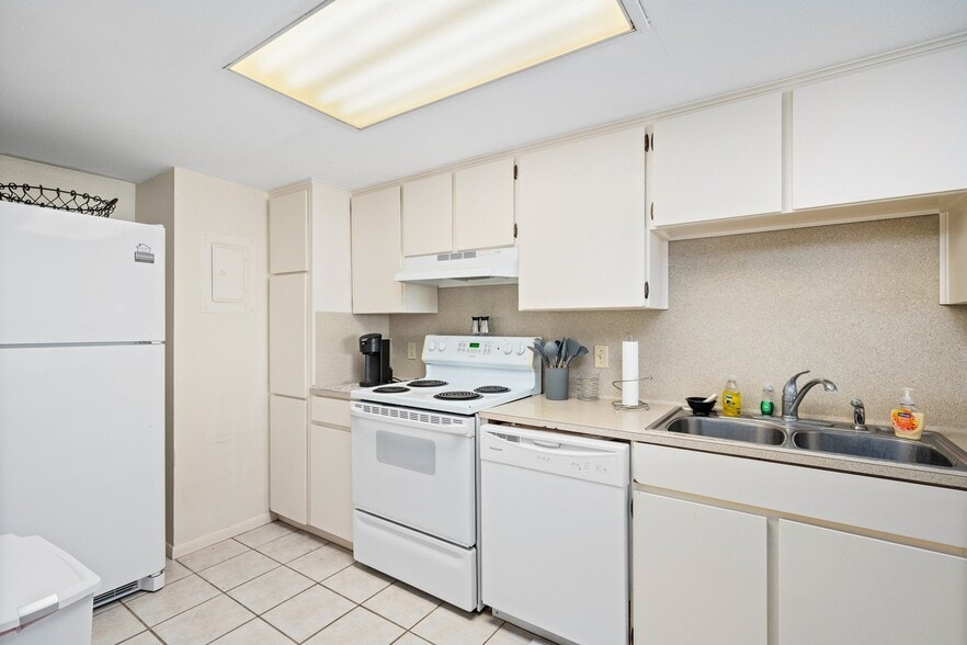 Building Photo - 4000 Surfside Blvd