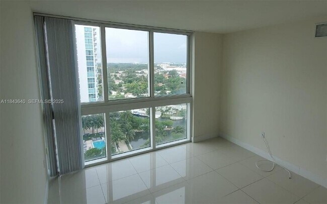 Building Photo - 1861 NW S River Dr