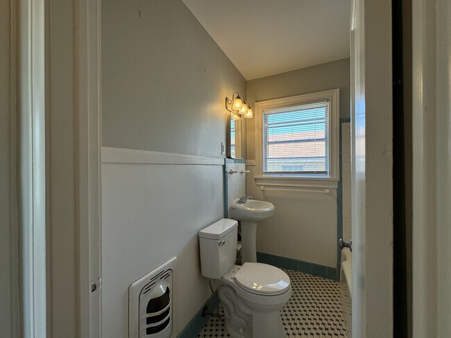 Building Photo - 403 E 6th St