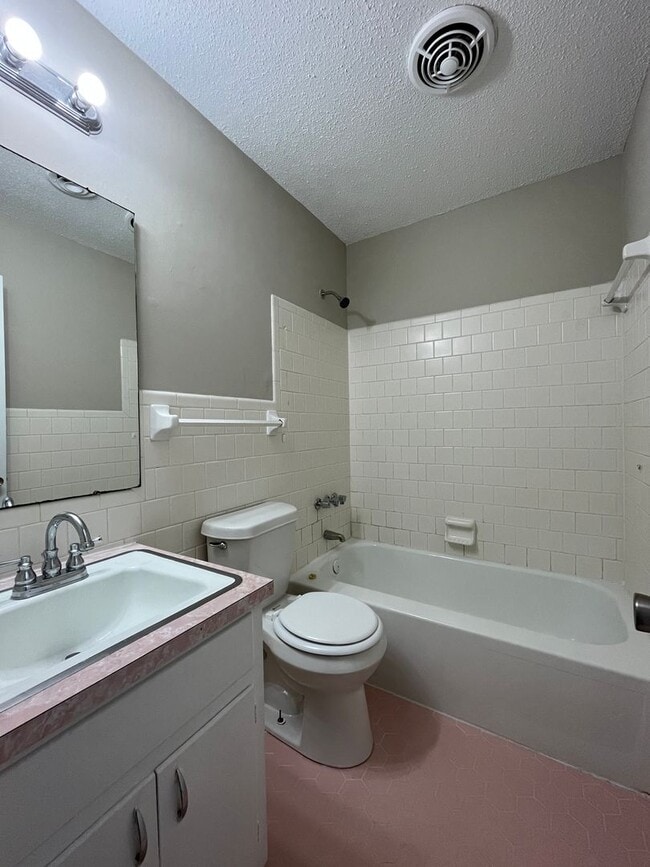 Building Photo - Sweet & Stylish 3 Bedroom 1.5 bath