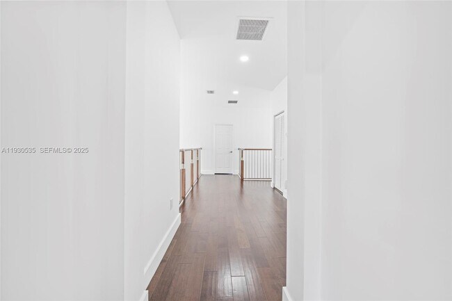 Building Photo - 6933 NW 104th Ct