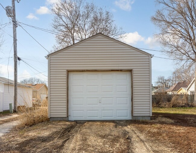 Building Photo - 2 bed 2 bath available