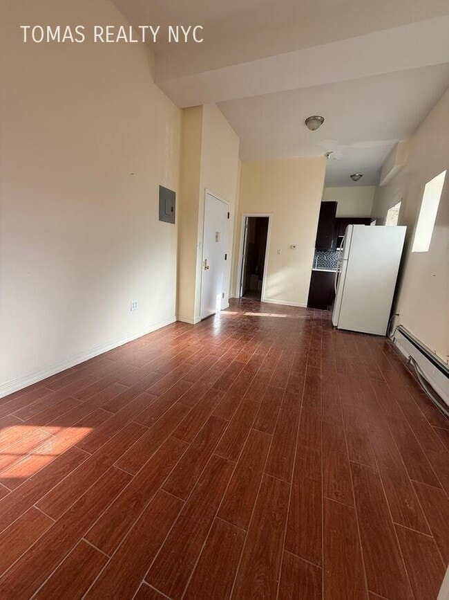 Building Photo - 712 E 214th St