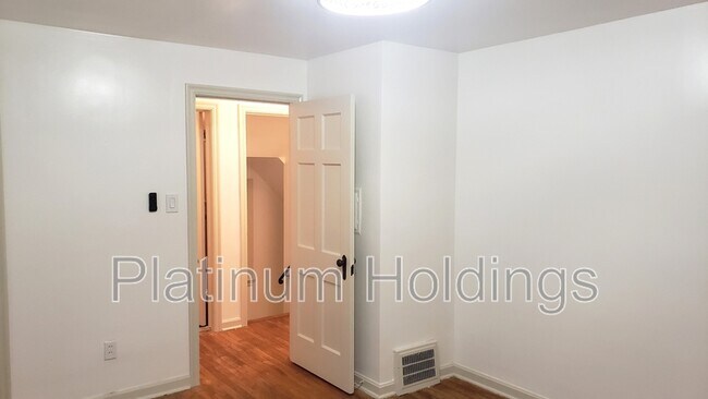 Building Photo - 3781 Northwood Rd