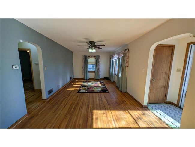 Building Photo - 301 Giles Pl