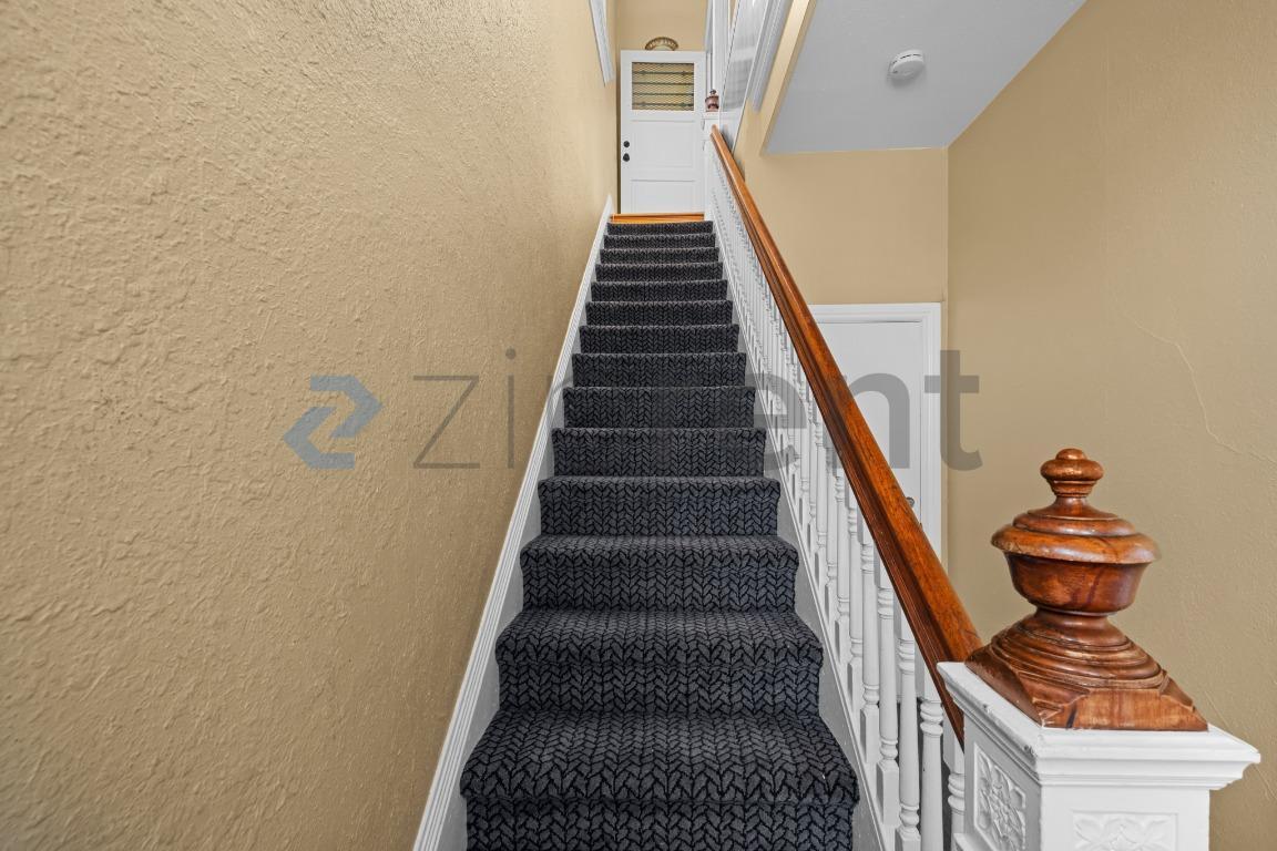 Building Photo - 827 Georgia St