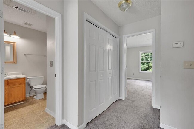 Building Photo - 6300 Hickory Ln Cir
