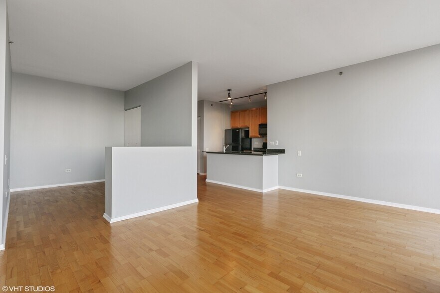 Building Photo - 210 S Desplaines St
