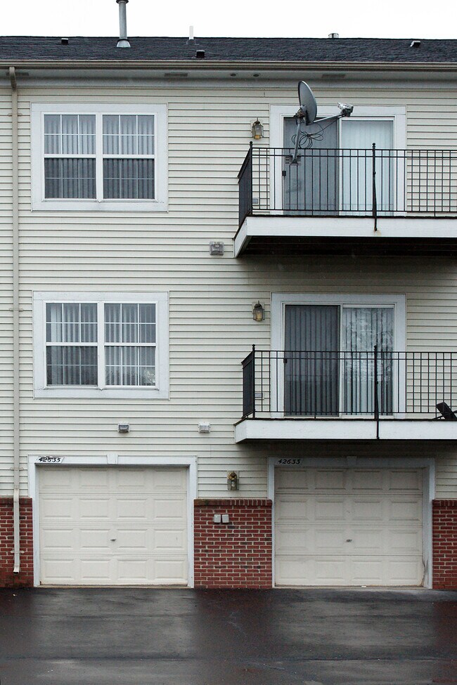Building Photo - 42635 Park Cresent Dr