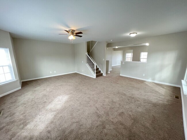 Building Photo - Beautiful Townhouse w/ 1st Floor Bedroom
