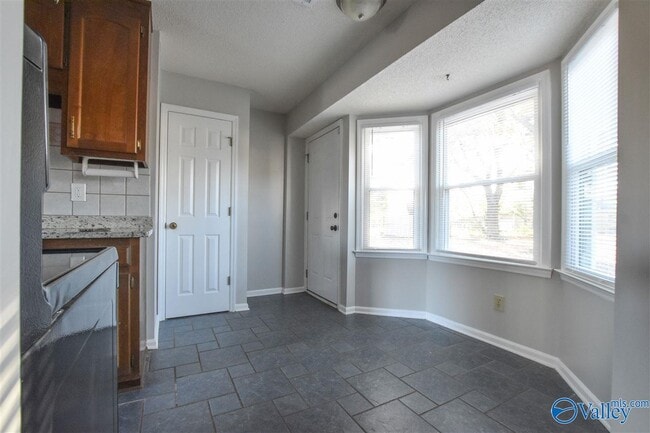 Building Photo - 122 Lewis Ln