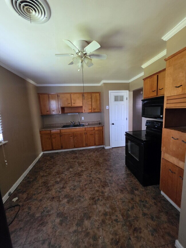Building Photo - 3-Bedroom Retreat in Blytheville – Cozy 884 Sq Ft Home on Mayfair Lane!