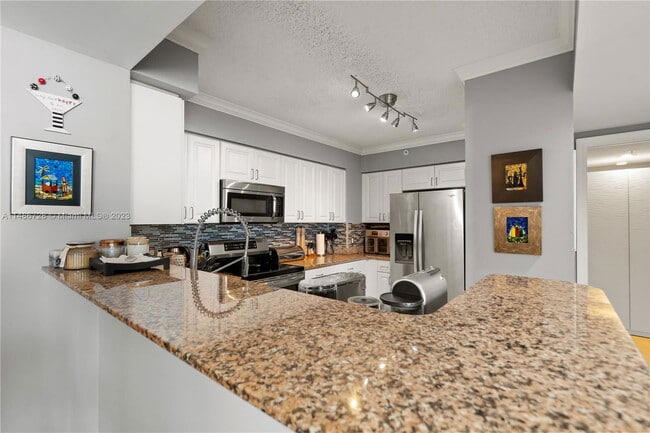 Building Photo - 1155 Brickell Bay Dr