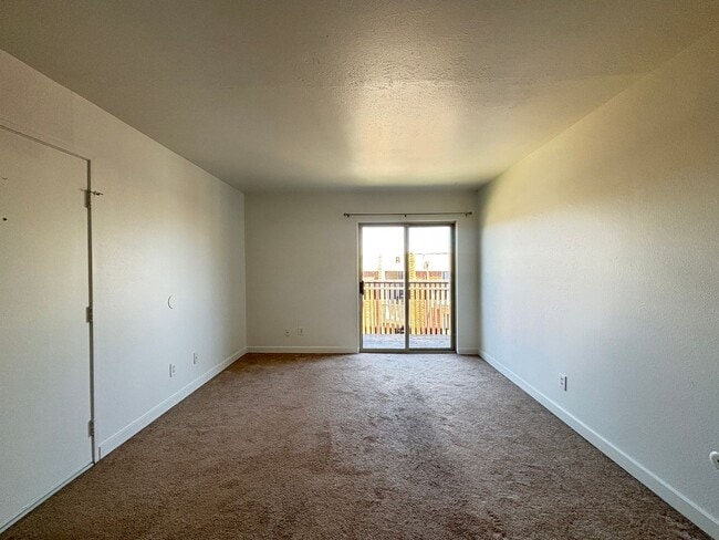 Building Photo - 1 bedroom, top floor condo!