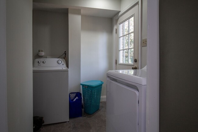 Building Photo - 3520 Sargeant Dr