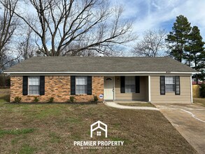 Building Photo - Newly Renovated 3BR/2BA Southaven Home with Hardwood Floors & Fenced Yard