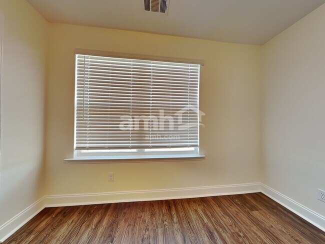 Building Photo - 8 Cherry St