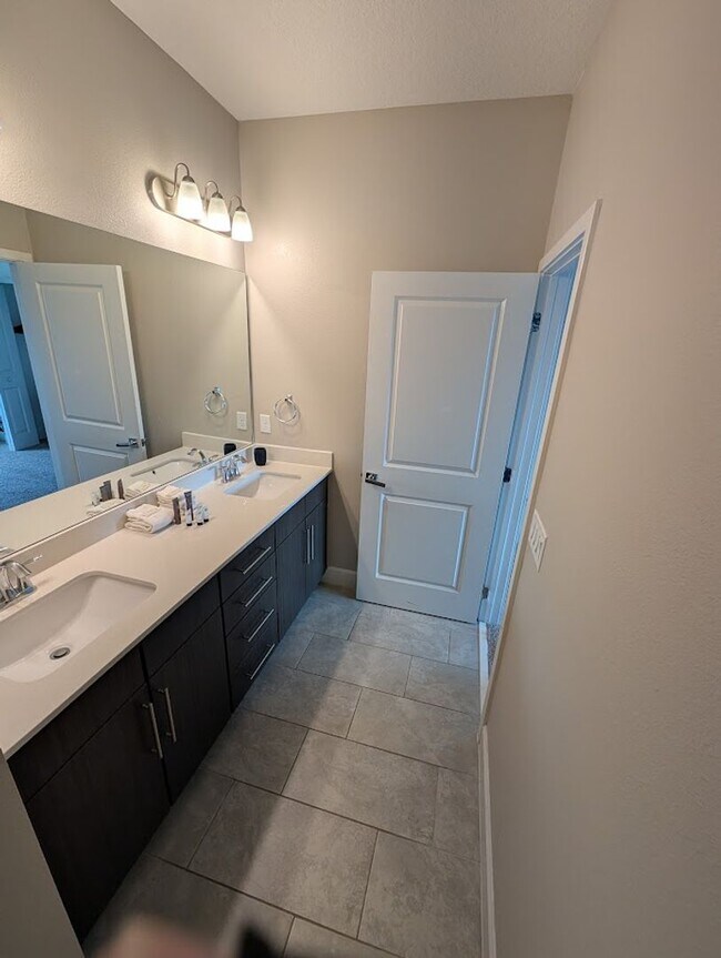 Building Photo - Beautiful Executive 4 Bed 3 Bath Home in Davenport!