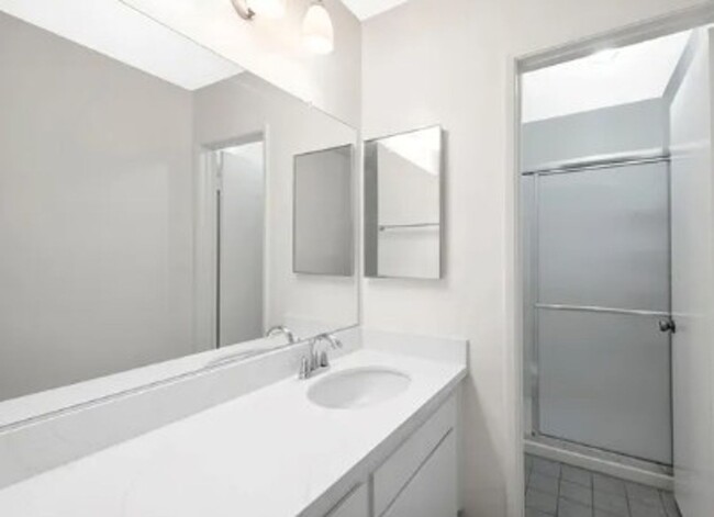 Building Photo - 3bed/2.5bath + Garage Townhome in Tarzana-...