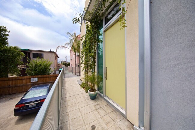 Building Photo - Beautiful 2-Bedroom Townhome in Hillcrest with Private Balconies & Attached Garage