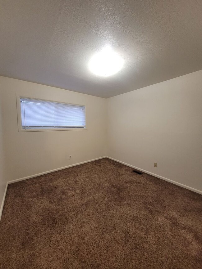 Building Photo - FREE DECEMBER RENT - New Interior Paint/ 1637 Sq Ft