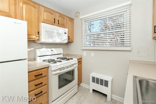 Building Photo - 2817 W 13 Mile Rd