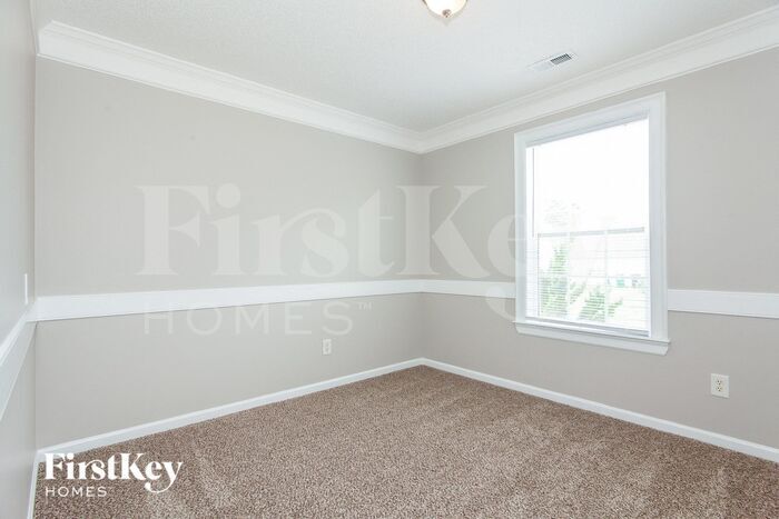 Building Photo - 2422 Fairstone Ave