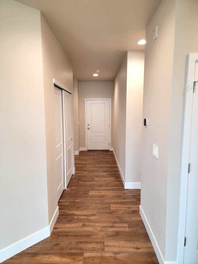 Building Photo - Newly constructed 3-bed/2-bath single-leve...