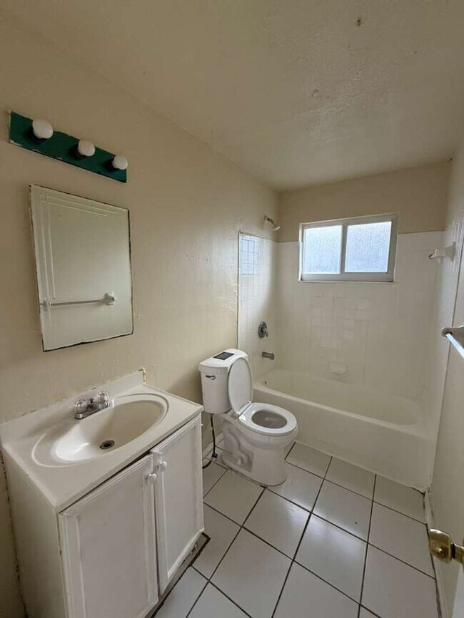 Building Photo - 1104 NW 8th Ave