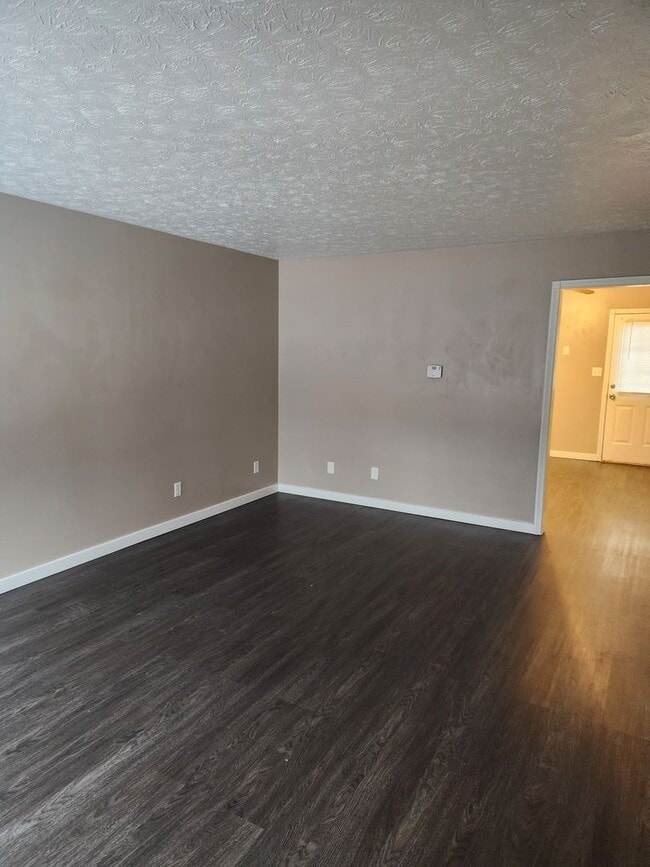 Building Photo - 2 bedroom 1 bath duplex