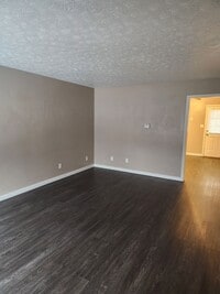 Building Photo - 2 bedroom 1 bath duplex