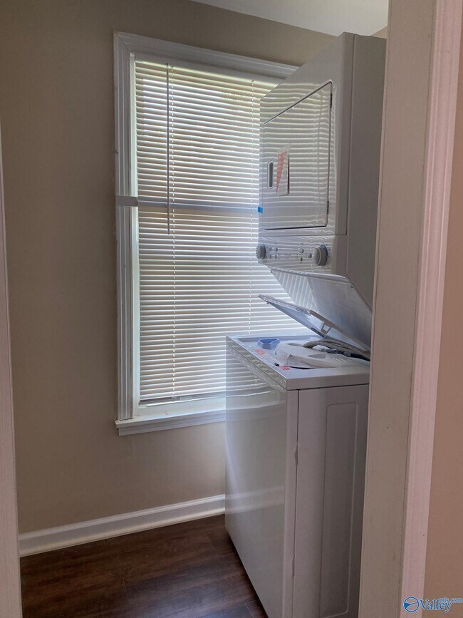 Building Photo - 3609 Lakewood Dr NW